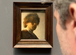 Nikolas Migut vor Rembrandt Selbstporträt