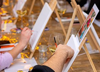 eine Reihe von kleinen Tisch-Stapelei und malenden Menschen